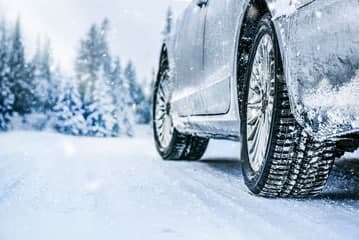 foto di gomme auto per strade con neve