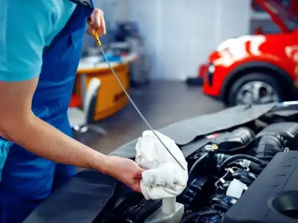 Meccanico durante il controllo dell'olio di un auto